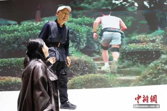 图为参观者体验髋部助行外骨骼。中新社记者 王紫儒 摄