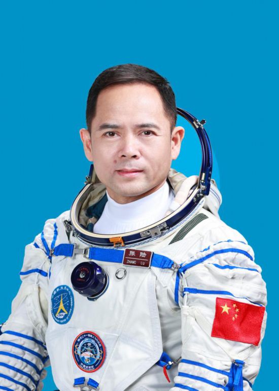 这是神舟二十一号航天员张陆。     新华社发