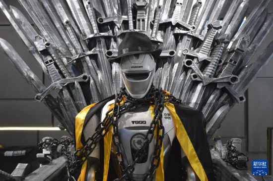 这是10月28日在位于广东深圳的机器人6S店内拍摄的众擎机器人。新华社记者 刘力航 摄