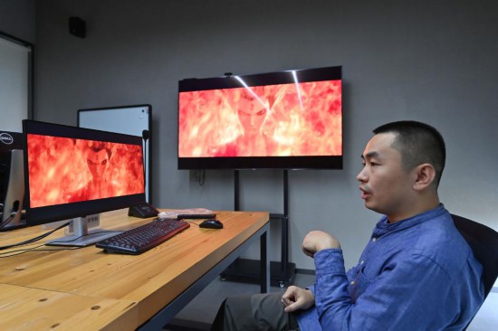 11月2日，墨境天合成都数字图像科技有限公司视效总监邢明礼在介绍公司业务。新华社记者肖潇 摄