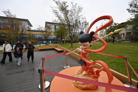 11月2日，市民从成都天府长岛数字文创园的哪吒形象雕塑旁走过。新华社记者肖潇 摄