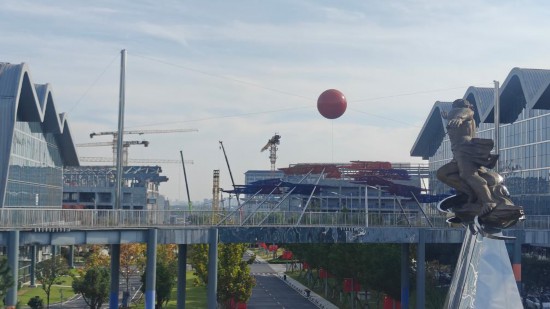 “夸父”园区的夸父雕像。(新华社记者陈诺 摄)