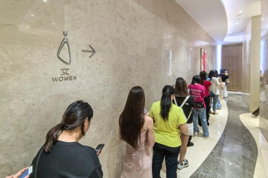 2024年8月11日，周日客流高峰期，在深圳寶安區一家商場內，不少女性排隊等待如廁。新華社記者梁旭攝