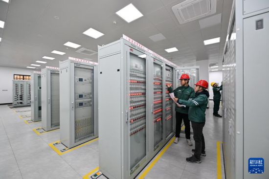   11月19日，工作人員在容西1號變電站內巡檢。       新華社記者 牟宇 攝