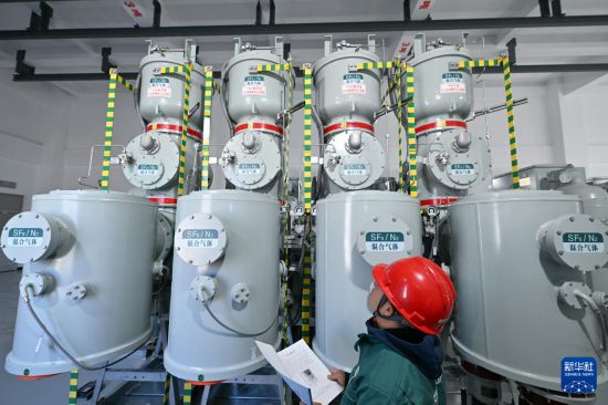   11月19日，工作人員在容西1號變電站內巡檢。       新華社記者 牟宇 攝