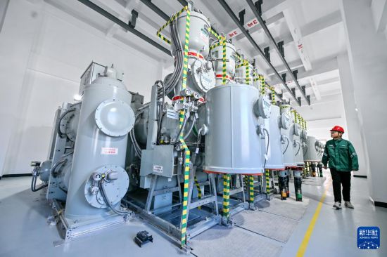 11月19日，工作人員在容西1號變電站內巡檢。       新華社記者 牟宇 攝