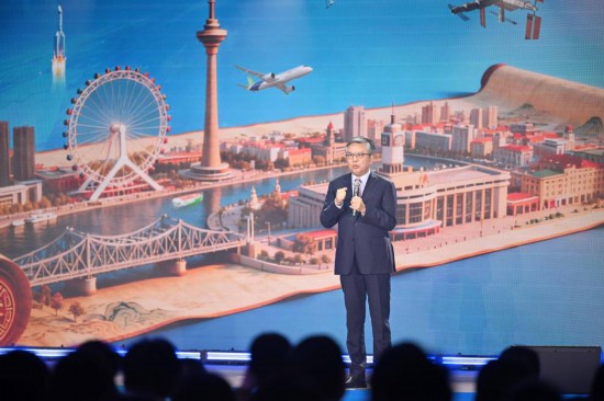 11月21日,在“青春華章·踏浪新質潮”學習貫徹黨的二十屆四中全會精神網絡主題宣傳和互動引導活動上,中國新一代人工智能發展戰略研究院執行院長龔克對青年學子寄予期待。新華社記者 趙子碩 攝