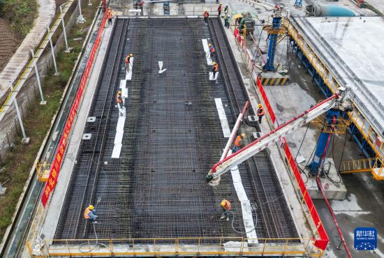 11月23日，在重慶市萬州中鐵十一局響水鎮制梁場現場，工作人員進行最后一榀箱梁的制作（無人機照片）。     新華社記者 陳誠 攝