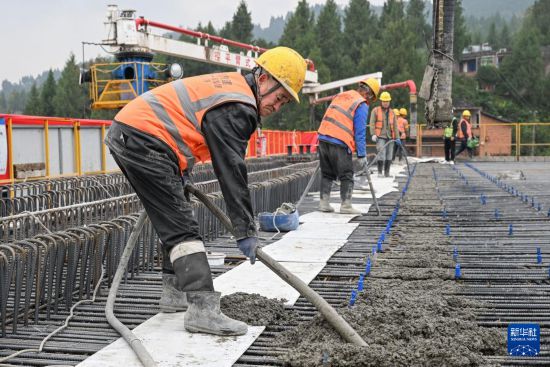 11月23日，在重慶市萬州中鐵十一局響水鎮制梁場現場，工作人員進行最后一榀箱梁的制作。新華社記者 陳誠 攝