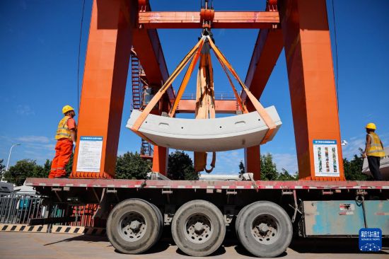 11月23日，施工人員在廣南聯絡線西塱隧道物資場吊運隧道管片。     新華社記者 盧漢欣 攝