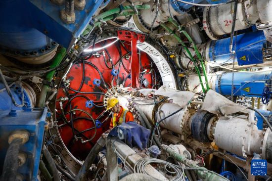 11月23日，施工人員在廣南聯絡線西塱隧道檢查“永慶號”盾構機運行狀況。     新華社記者 盧漢欣 攝