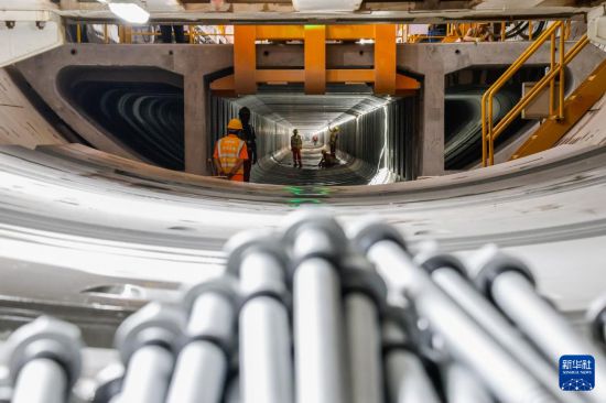 11月23日，施工人員在廣南聯絡線西塱隧道吊運隧道箱涵。     新華社記者 盧漢欣 攝