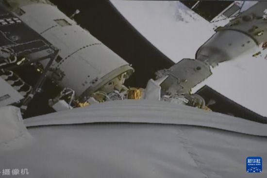 這是11月25日在北京航天飛行控制中心拍攝的神舟二十二號飛船與空間站組合體對接成功的實時畫面。新華社記者 王春濤 攝