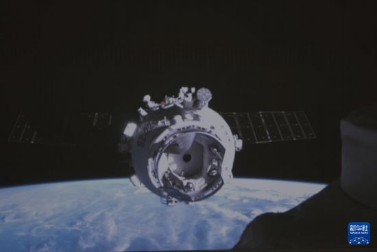 這是11月25日在北京航天飛行控制中心拍攝的神舟二十二號飛船與空間站組合體交會對接過程的實時畫面。新華社記者 王春濤 攝