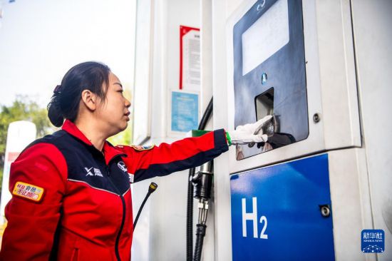 11月26日，綜合加能站工作人員在操作加氫裝置。新華社記者 唐奕 攝