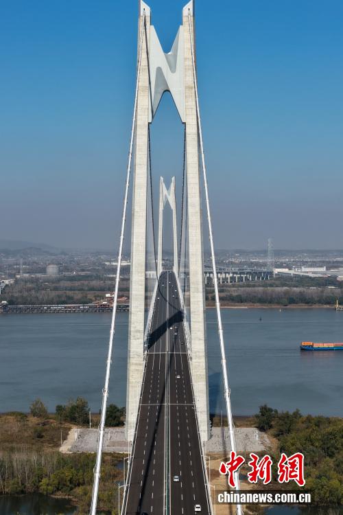 图为车辆在南京新生圩长江大桥上有序通行。