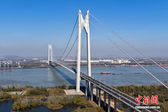 图为航拍南京新生圩长江大桥。