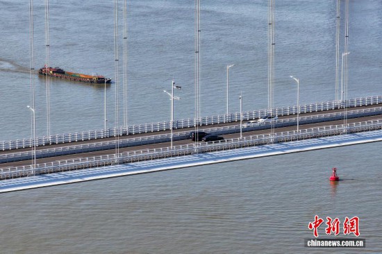 图为车辆在南京新生圩长江大桥上有序通行。