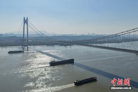 图为航拍南京新生圩长江大桥。