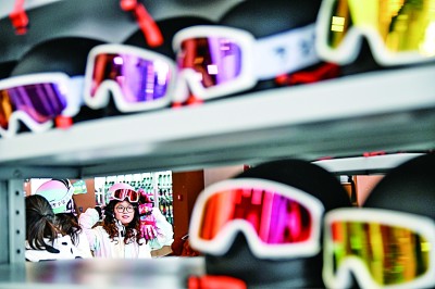 在四川汶川县羌人谷滑雪场，滑雪爱好者租赁滑雪装备。新华社发