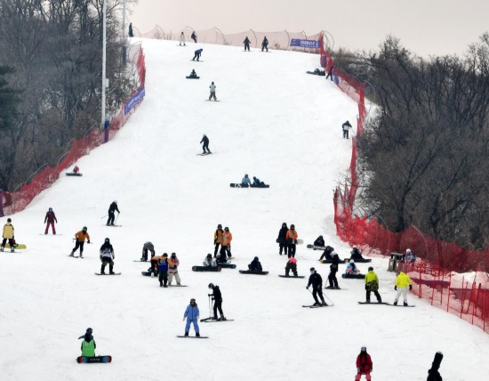 12月6日,市民和游客在沈阳的东北亚国际滑雪场滑雪(无人机拍摄)。新华社记者李钢 摄