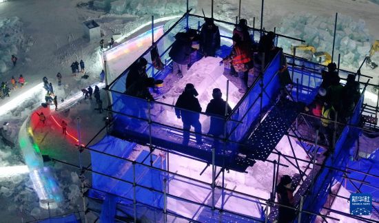 12月10日，工人在哈爾濱冰雪大世界主塔施工現場作業（無人機照片）。新華社發（張樹 攝）