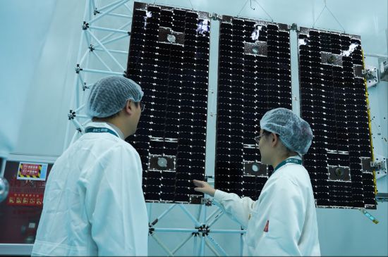 图为国网电力工程研究院卫星遥感团队工作人员在卫星研发实验室。（受访单位供图）