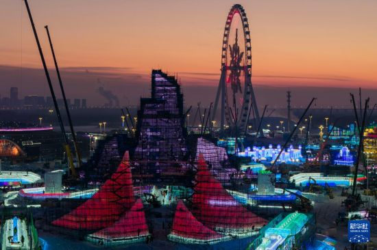 這是12月10日拍攝的哈爾濱冰雪大世界主塔施工現場（無人機照片）。新華社記者 張濤 攝