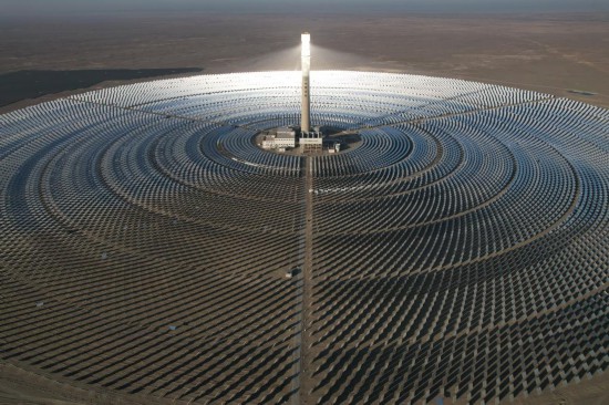 这是12月3日在甘肃省酒泉市拍摄的金塔多能互补基地10万千瓦熔盐塔式光热项目（无人机照片）。新华社记者 范培珅 摄