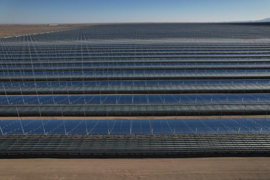 这是12月2日在甘肃省玉门市拍摄的10万千瓦熔盐线性菲涅尔式光热电站（无人机照片）。新华社记者 范培珅 摄