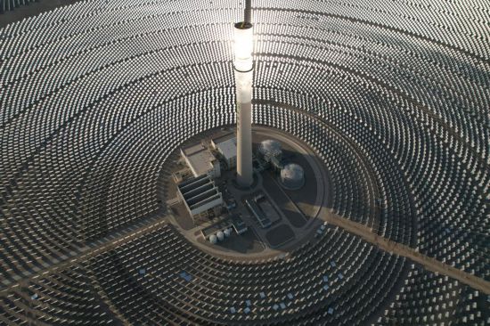 这是12月3日在甘肃省酒泉市拍摄的金塔多能互补基地10万千瓦熔盐塔式光热项目（无人机照片）。新华社记者 范培珅 摄