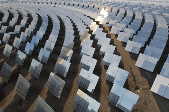 这是12月3日在甘肃省酒泉市拍摄的金塔多能互补基地10万千瓦熔盐塔式光热项目（无人机照片）。新华社记者 范培珅 摄