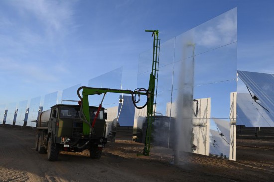 这是12月3日在甘肃省酒泉市拍摄的金塔多能互补基地10万千瓦熔盐塔式光热项目。新华社记者 范培珅 摄