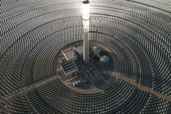 这是12月3日在甘肃省酒泉市拍摄的金塔多能互补基地10万千瓦熔盐塔式光热项目（无人机照片）。新华社记者 范培珅 摄