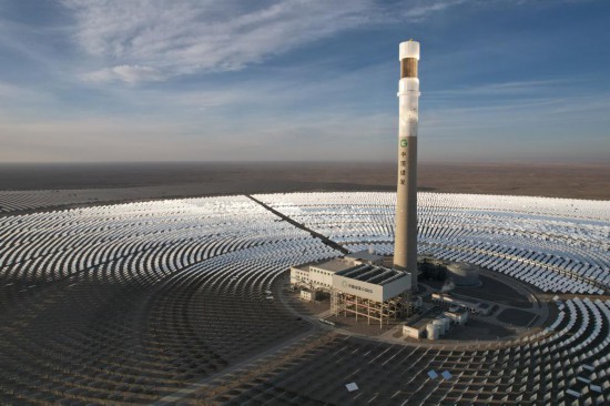 这是12月3日在甘肃省酒泉市拍摄的金塔多能互补基地10万千瓦熔盐塔式光热项目（无人机照片）。新华社记者 范培珅 摄