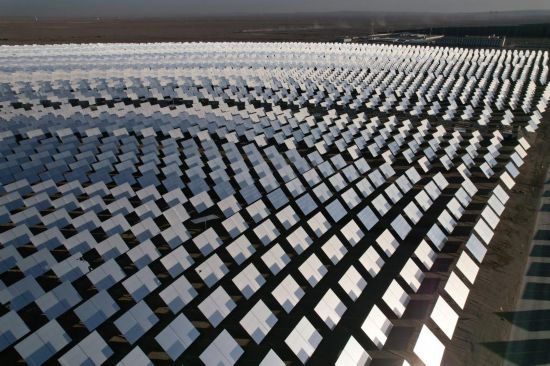 这是12月3日在甘肃省酒泉市拍摄的金塔多能互补基地10万千瓦熔盐塔式光热项目（无人机照片）。新华社记者 范培珅 摄