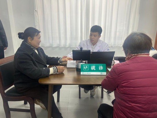 大若岩鎮中心衛生院醫生潘崇新為村民提供診療服務。新華社記者黃筱 攝