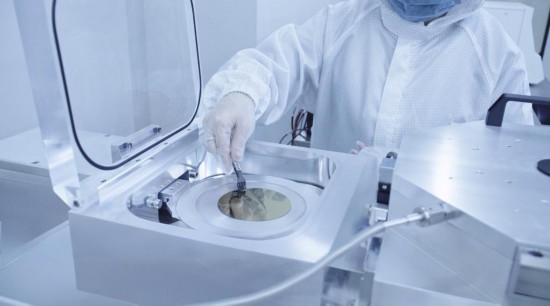 這是腦智卓越中心微納電子加工平台加工侵入式腦機接口柔性電極。（受訪者供圖）