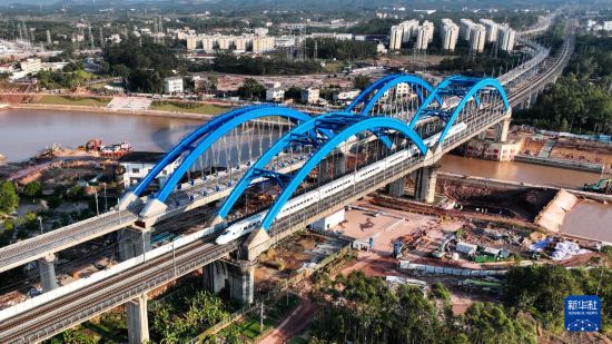 这是建设中的钦江铁路双线特大桥（12月17日摄，无人机照片）。新华社记者 张爱林 摄