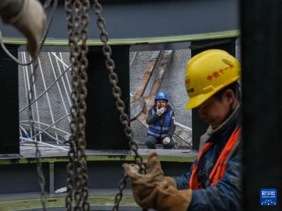 12月20日，在青峪口水库施工现场，工人在进行发电机组部件吊装准备工作。     新华社记者 王曦 摄