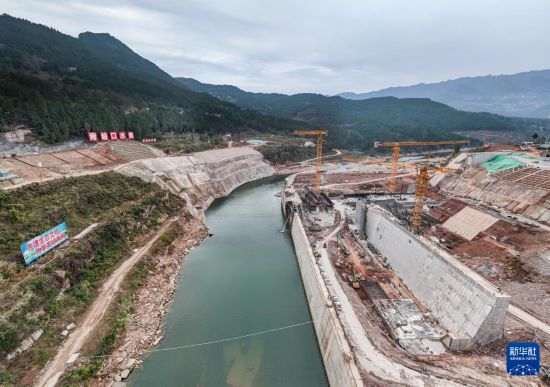 这是12月20日拍摄的青峪口水库施工现场（无人机照片）。     新华社记者 王曦 摄