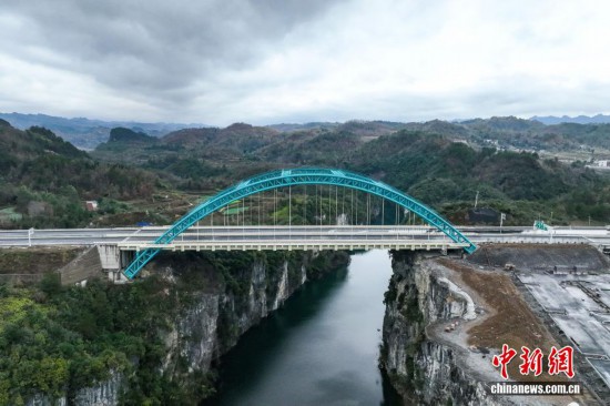 12月24日，航拍即將通車的貴州貴（陽）平（塘）高速公路甲青特大橋。