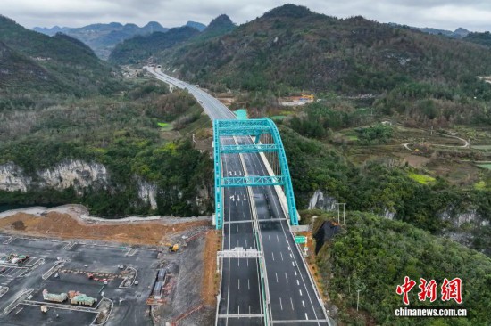 12月24日，航拍即將通車的貴州貴（陽）平（塘）高速公路甲青特大橋。
