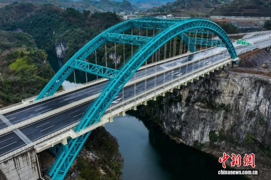 12月24日，航拍即將通車的貴州貴（陽）平（塘）高速公路甲青特大橋。