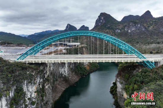 12月24日，航拍即將通車的貴州貴（陽）平（塘）高速公路甲青特大橋。