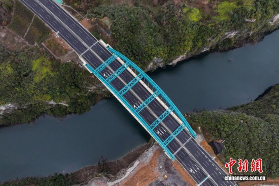 12月24日，航拍即將通車的貴州貴（陽）平（塘）高速公路甲青特大橋。