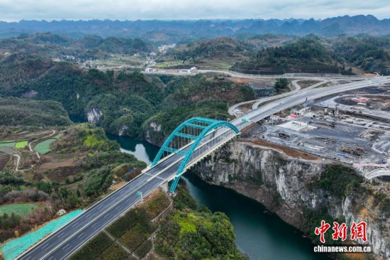 12月24日，航拍即將通車的貴州貴（陽）平（塘）高速公路甲青特大橋。