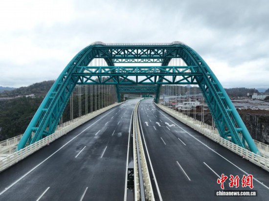 12月24日，航拍即將通車的貴州貴（陽）平（塘）高速公路甲青特大橋。