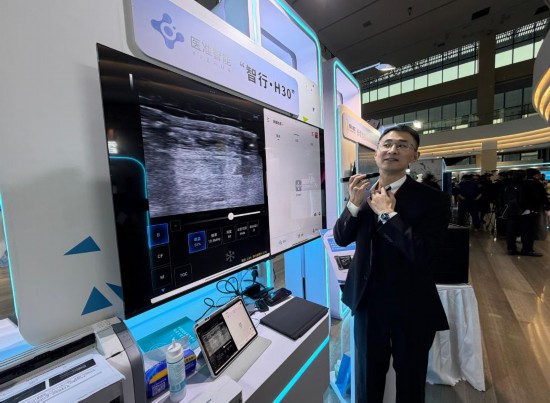   在2025AI赋能千行百业超级联赛“A超之夜”活动现场，一家企业在演示AI辅助医疗影像诊断产品。新华社记者农冠斌 摄