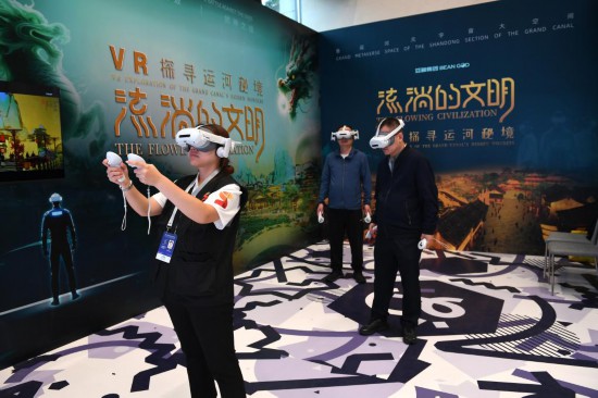 2025年9月17日，以“数联古今 智绘文明——携手构建网络空间命运共同体”为主题的2025年世界互联网大会文化遗产数字化论坛在陕西省西安市举行。这是与会嘉宾在论坛的文化遗产数字化精品项目展上体验大运河VR项目《流淌的文明》。 新华社记者 李一博 摄